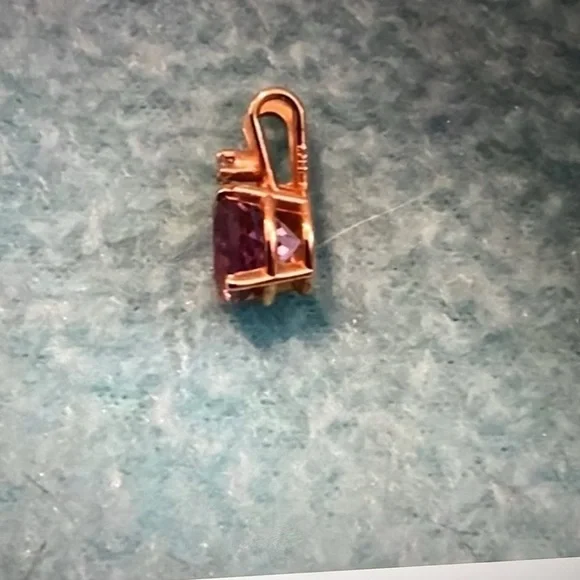 14k gold and Amethyst pendant. 30g